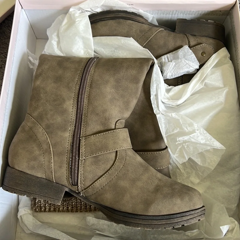 Just Fab flat boots julianna in taupe NIB